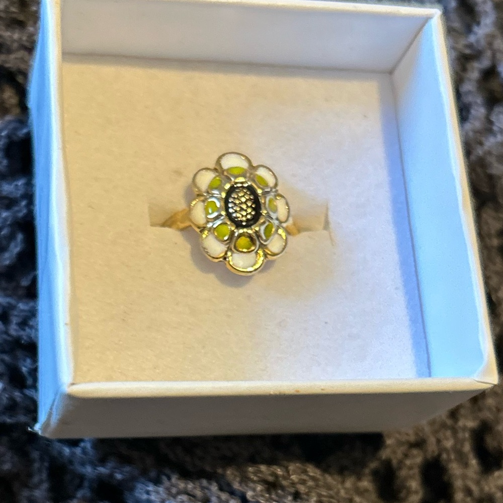 TOVA Elegant Flower Ring - Size 7